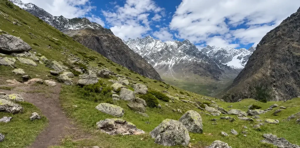 Yulla Kanda Trek Himalayan Views Himachal Pradesh