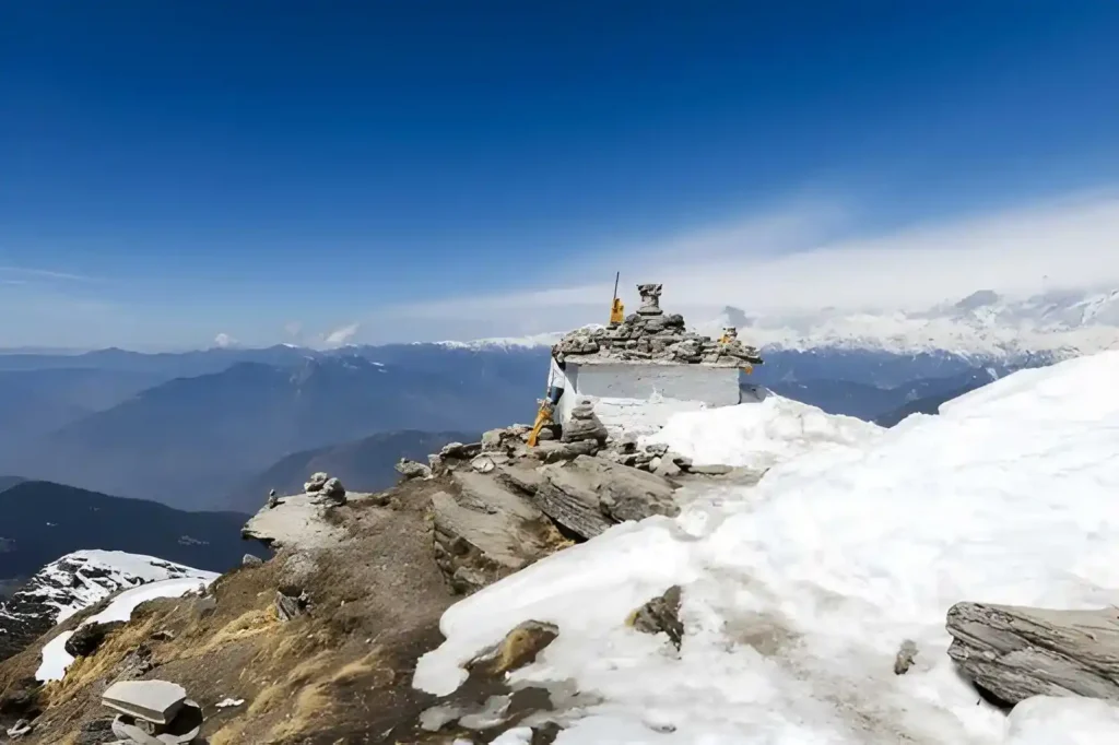Temple at Chandrashila Peak in winters