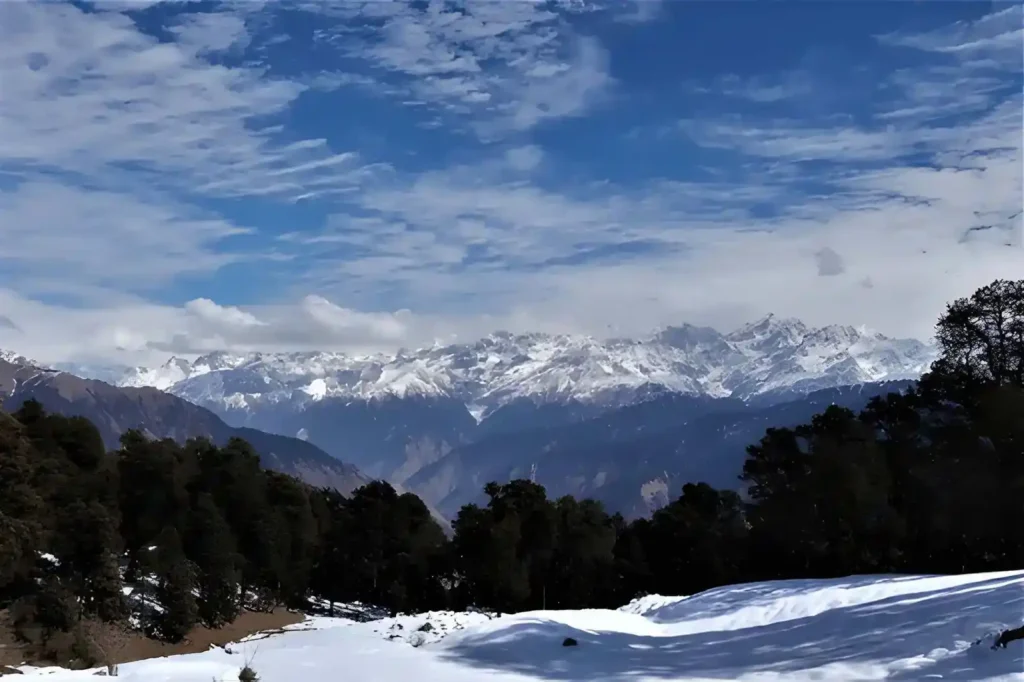 Dayara Bugyal Summit view in winter snowfall