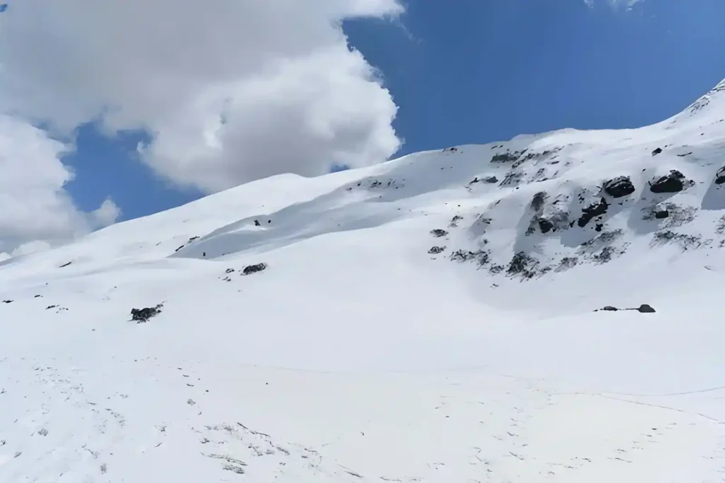 Snowfall in Gulabi Kantha Trek