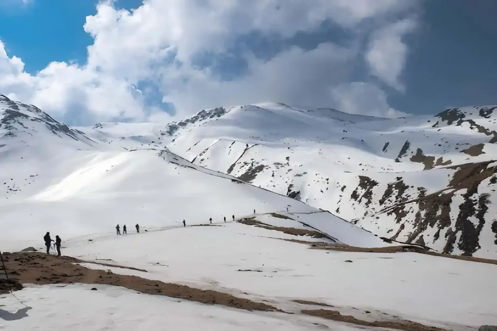 snowfall in kuari pass trek trail